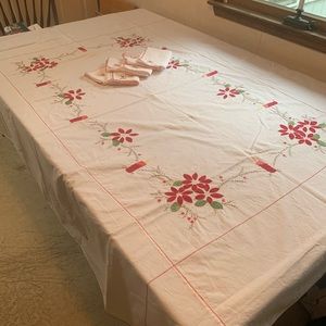Beautiful VTG 81" X 42" Piece Work Embroidered Holiday Tablecloth & 6 Napkins